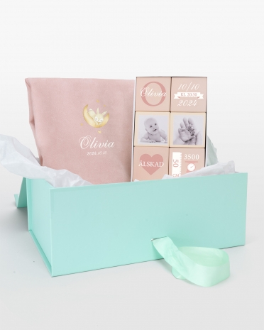 Presentset till nyfödd med fotoklossar med bild och namn, samt ett kuddfodral med namn