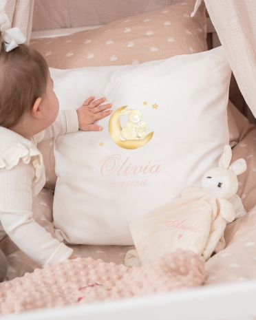 Gulligt kuddfodral med kaninmotiv och namn samt födelsedatum