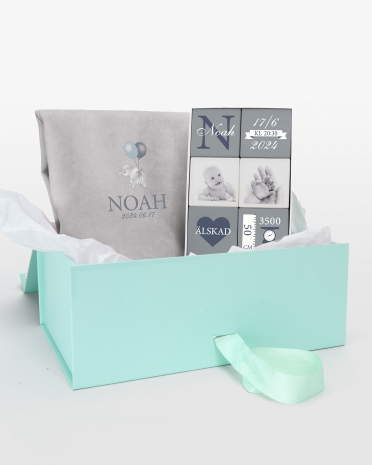 Presentset till nyfödd med kuddfodral och träklossar, personliga med namn och bild.