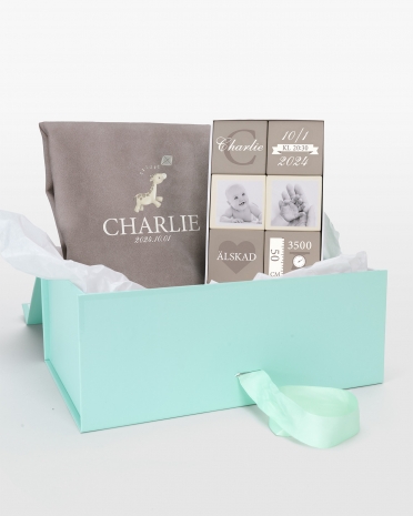 Presentset med träklossar med bild och namn, samt ett kuddfodral med namn