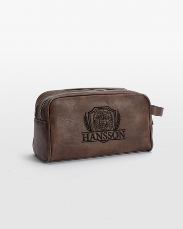 Robust necessär i brun med personligt broderat namn och björnmotiv, redo för alla äventyr.