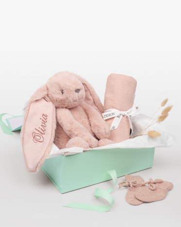 Presentset med gosedjurskanin med namn, filt i muslintyg och stickade tofflor till den nyfödda