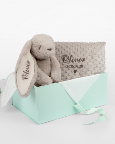 Presentset med gosedjur och babyfilt som broderas med namn