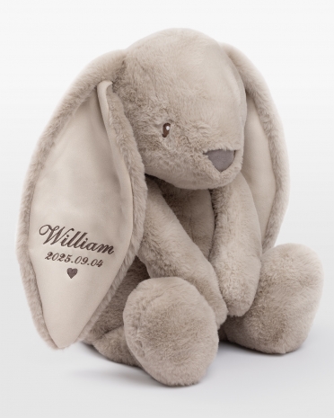 sandfärgad gosedjurskanin med broderat namn och födelsedatum