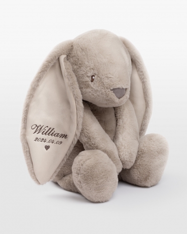 sandfärgad gosedjurskanin med broderat namn och födelsedatum