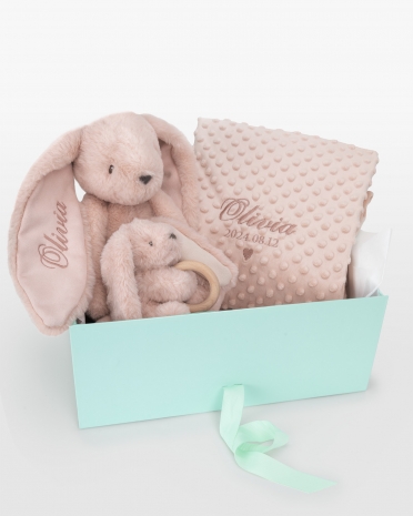 Personligt presentset till baby med gosedjur, babyfilt och gosedjur med bitring.
