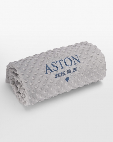 Grå babyfilt med blå namnbrodyr