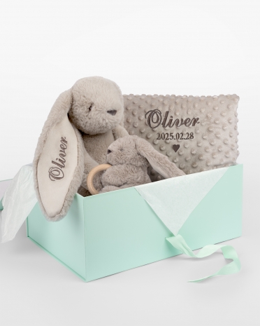 Presentset med gosedjur och babyfilt som broderas med namn