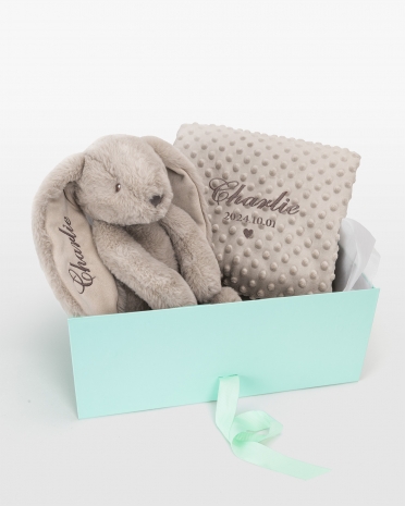 Presentset med gosedjur och babyfilt som broderas med namn