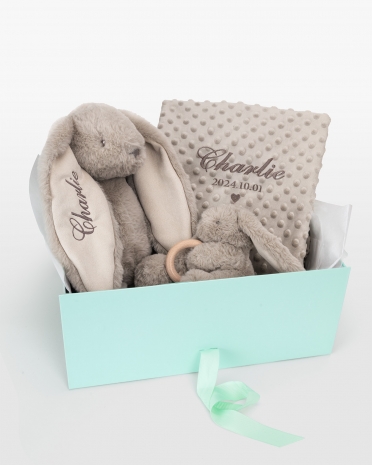 Presentset med gosedjur och babyfilt som broderas med namn