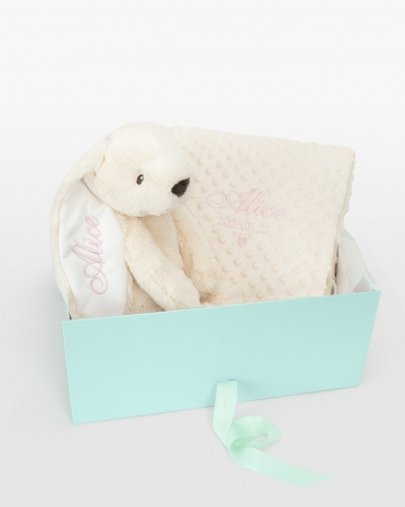 Presentset med gosedjur och babyfilt som broderas med namn