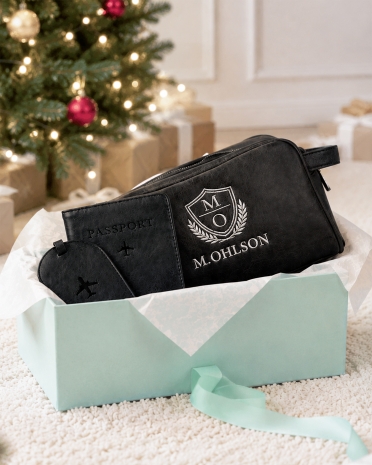 julklappstips till honom med svart necessär broderad med namn tillsammans med svart passfodral och bagagetag