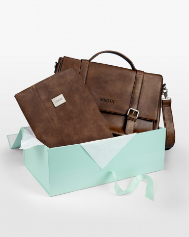 presentset med laptopväska och dokumentmapp graverat med namn