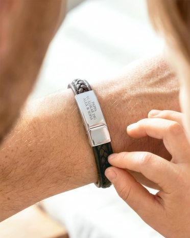 Flätat brunt armband med graverad hälsning till pappa