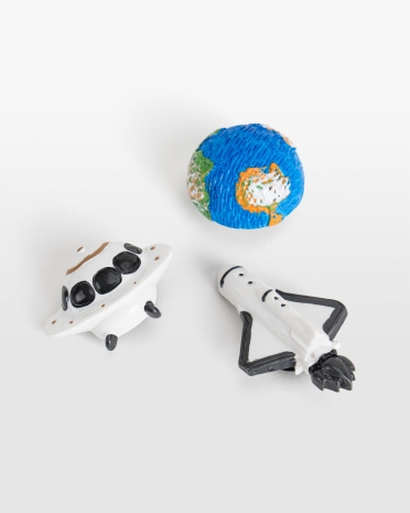 väskdekorationer likt jibbitz som fästs på ryggsäck