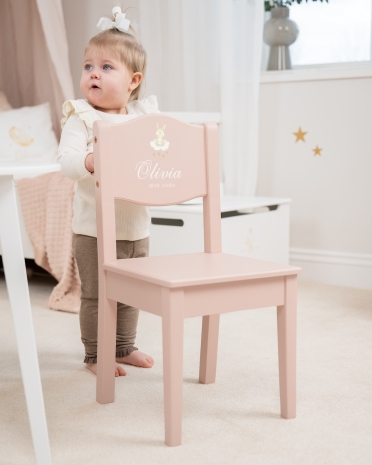 Rosa barnstol med kaninmotiv och namn