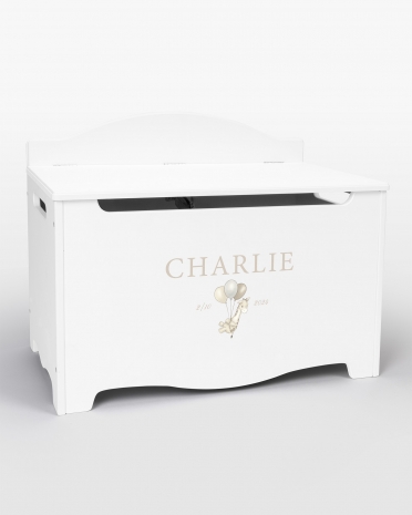 Vit förvaringskista med namn och datum