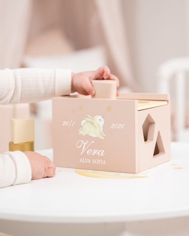 Rosa plocklåda i trä med personlig märkning