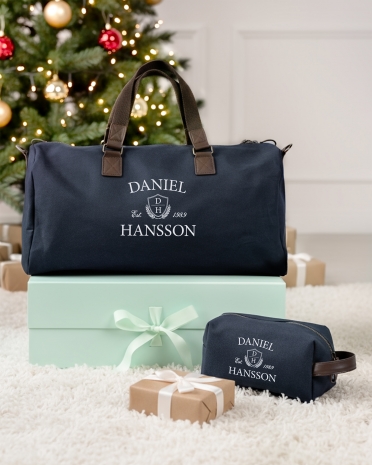Julklappstips till honom med dufflebad och necessär i marinblått som märks med valfritt namn