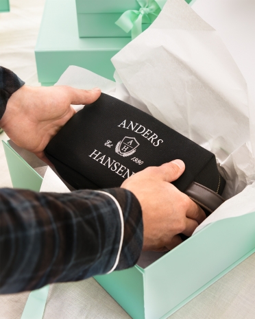 Svart personlig necessär i canvas med tryckt namn till pappa