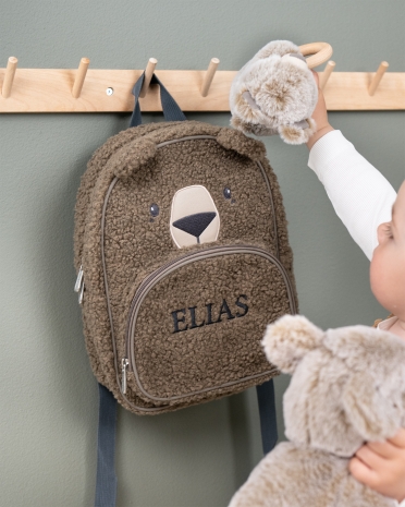 Lurvig barnryggsäck med björnmotiv och broderat namn