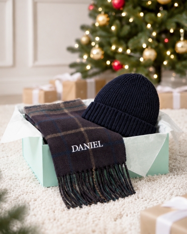 julklappstips till honom med mössa och broderad halsduk med namn
