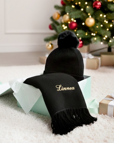 julklappstips till henne med stickad mössa och halsduk som broderas med namn