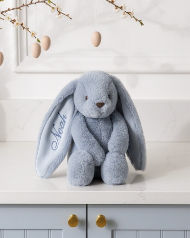 Mjuk, blå gosedjurskanin med broderat namn