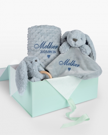 Personligt presentset innehållande en mysig babyfilt och gosig kaninsnuttefilt med broderat namn i blått och gosedjurskanin med