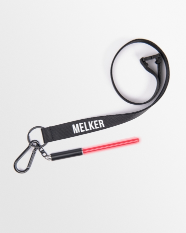 svart nyckelband med namn och nyckelring