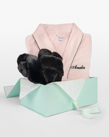 presentset med rosa morgonrock med namn och svarta fluffiga tofflor i damstorlek