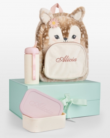 Presentset för barn innehållande en barnryggsäck i form av ett rådjur, rosa barnflaska och matlåda med namn