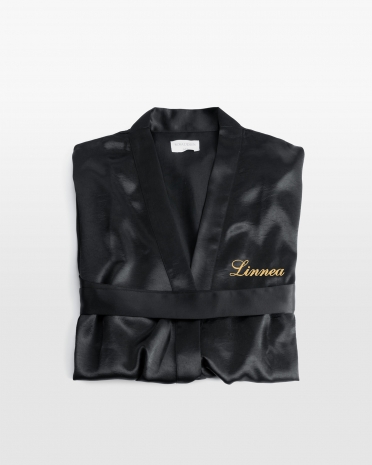 Svart satin robe med guldbrodyr