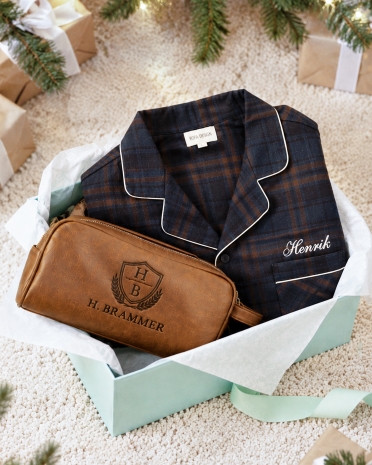 julklappstips till honom med marinblå flanellpyjamas och cognacfärgad necessär broderade med valfritt namn