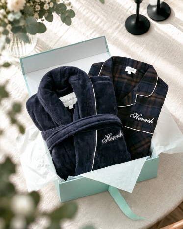 Presentset till pappa innehållande en mörkblå badrock och pyjamas med broderat namn