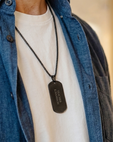 Svart halsband med kedja och personlig gravyr