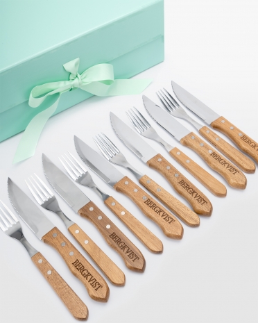 Presentset med grillbestick med gravyr och trähandtag