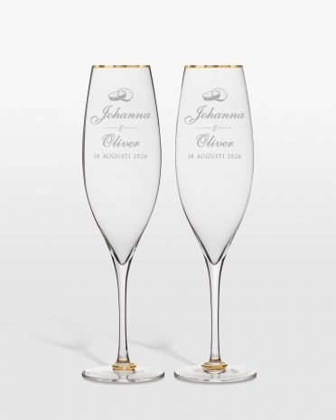 Champagneglas med guldringar på foten och personlig gravyr till brudparet