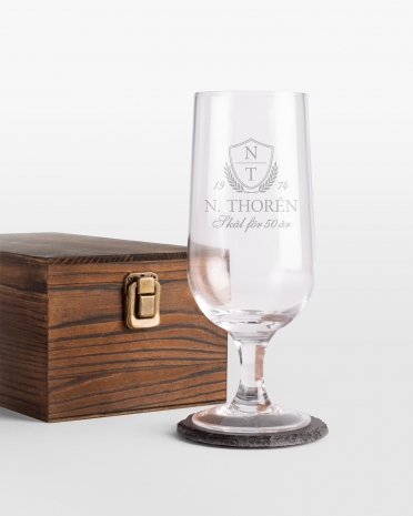 Set om ölglas med namn, glasunderlägg samt förvaringslåda i trä