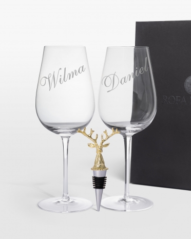 Stilfullt presentset med graverade vinglas i skrivstil och vinstopper i svart presentlåda, perfekt för vinälskaren.
