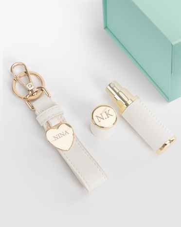 parfym refillflaska och nyckelring med personlig gravyr