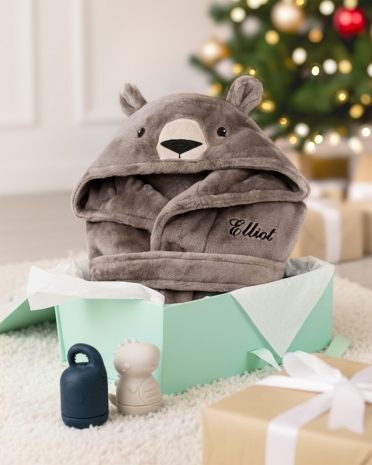 Julklappstips till barn med broderad badrock med namn och björnmotiv, samt badleksaker