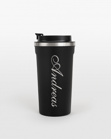 Svart termosmugg graverad med namn