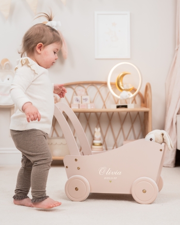 Rosa dockvagn i trä med namn