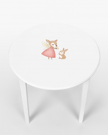 Vitt barnbord i trä med motiv av ett rådjur och hennes kompis haren