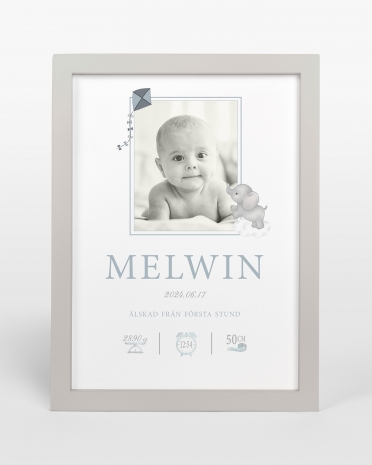 Grå trätavla med namn och bild