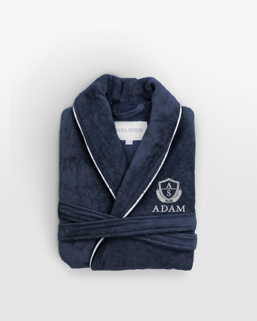 Mjuk marinblå badrock med unik broderad design, idealisk för avkoppling hemma.