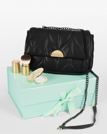 Axelväska, fickspegel och sminkborste till henne