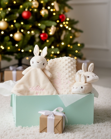 personlig julklapp till nyfödd, babyfilt, snuttefilt och tofflor med namn