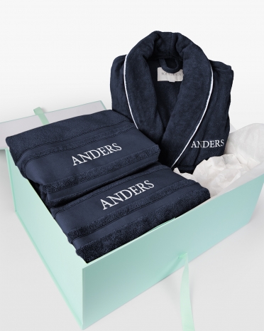 Navy handdukset (50x70, 90x150) med badrock och vit namnbrodyr, perfekt för lyxig komfort och stil.